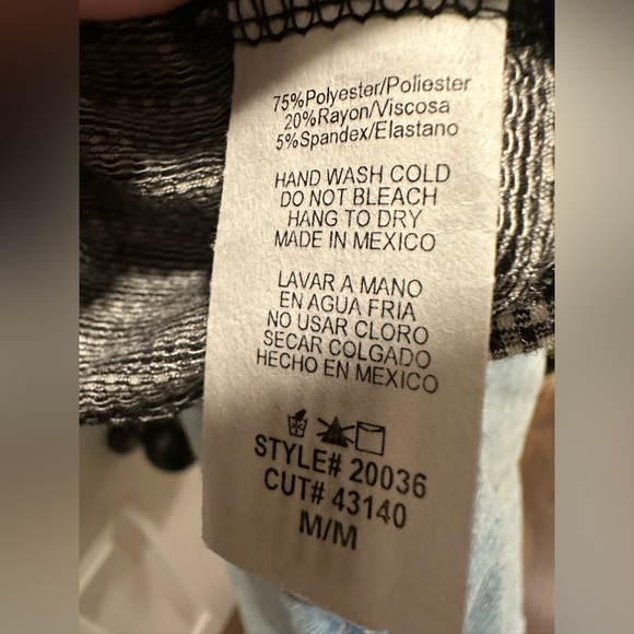 *bundle* Four cute summer tops. Size Medium. - Picture 5 of 16